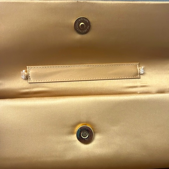 Gold clutch purse with bow - Picture 6 of 6